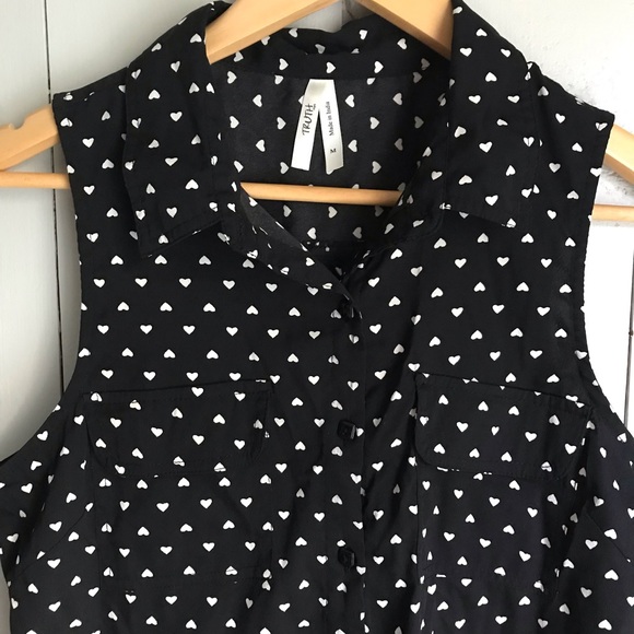 ✨H.P.✨ Sleeveless White Hearts button Down SOLD - Picture 5 of 5